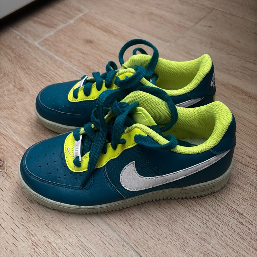 New NIKE AIR FORCE 1 Size 5.5